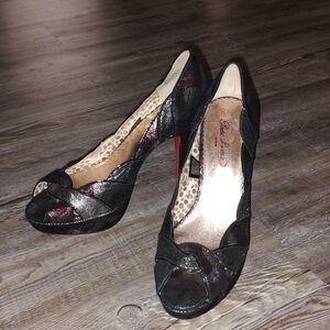 Poetic License Shoe Vintage Revival Peep Toe Pump Pink Bottom  Sz 9
